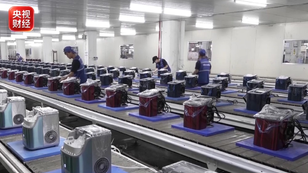 歐洲熱浪下，中國製造的小型製冰機銷量大增。央視財經