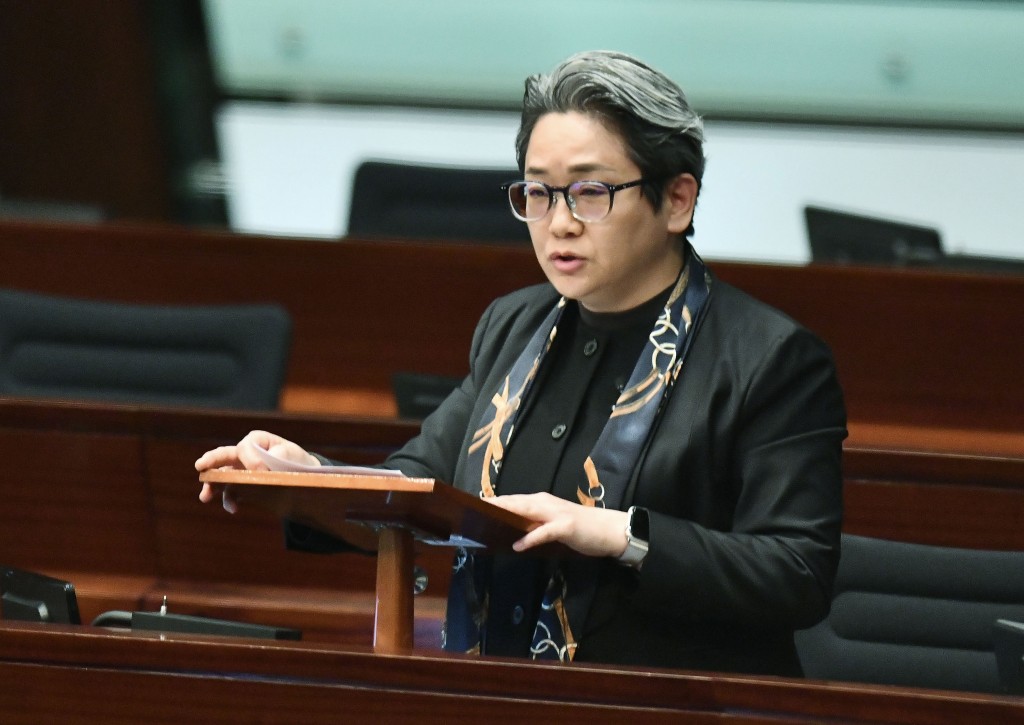 陈文宜促请当局加强监管,要求出版商清晰标示实体书与电子启用码的分拆售价。资料图片 陈文宜促请当局加强监管,要求出版商清晰标示实体书与电子启用码的分拆售价。资料图片