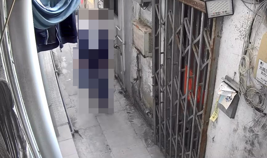 半分鐘後，少年折返現場。網上片段截圖