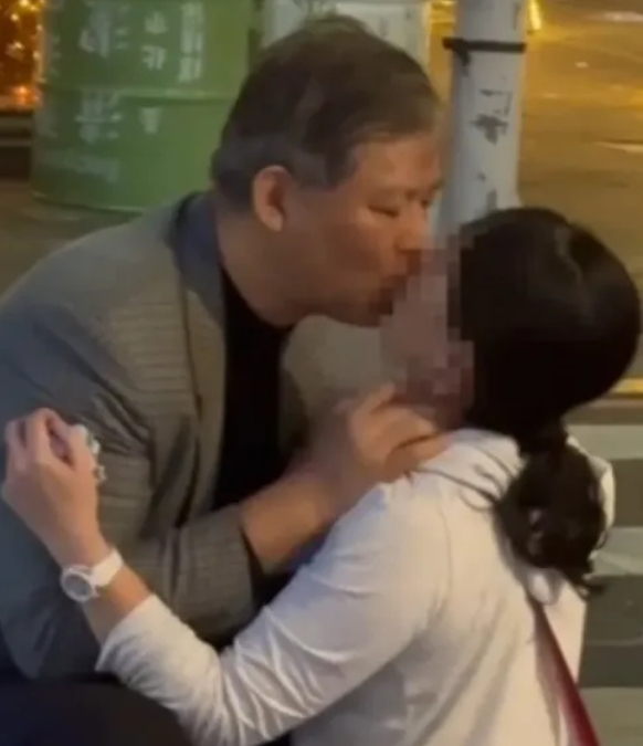 谢静华被拍下在街头强吻女子。