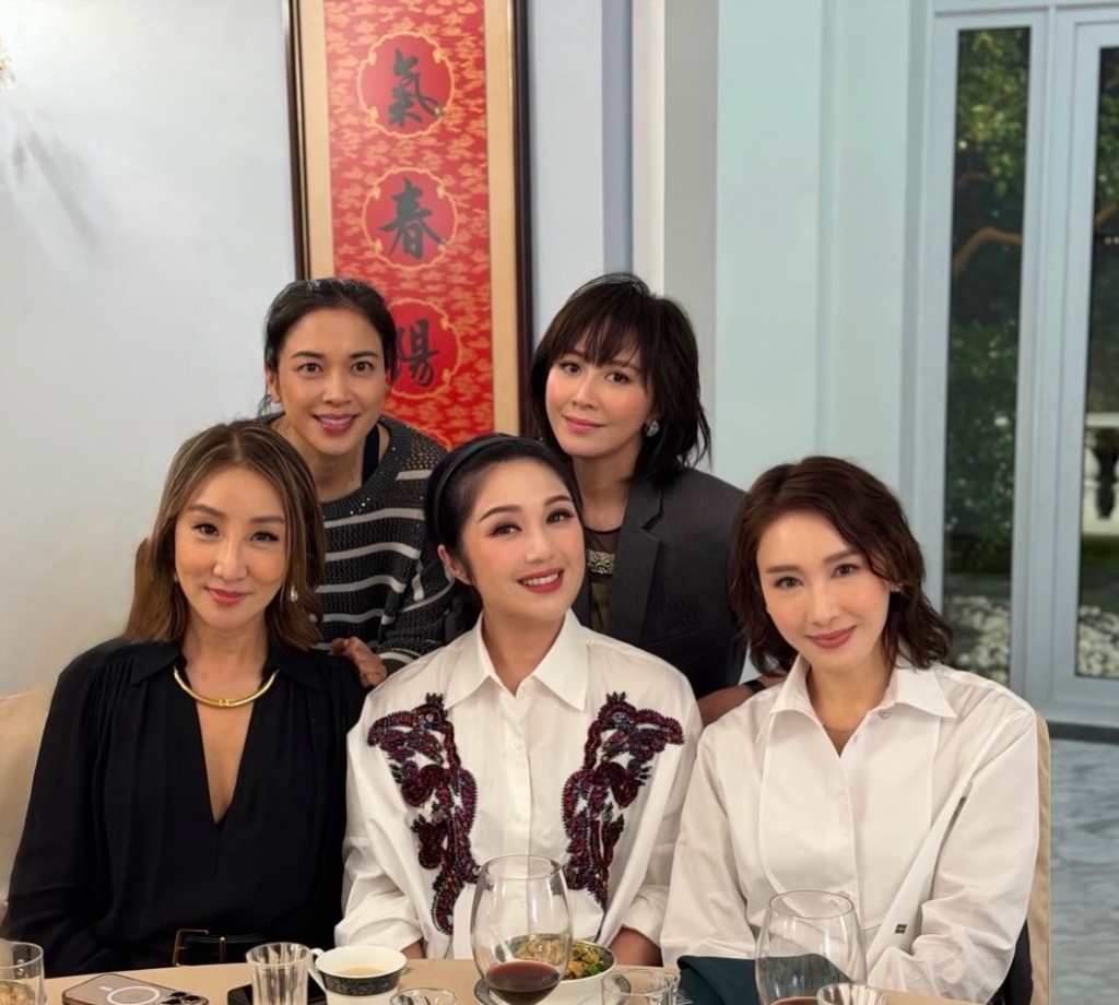 劉嘉玲、黎姿、楊千嬅、雷林靜怡等好友,在飯局敍舊,卡士強勁。 劉嘉玲、黎姿、楊千嬅、雷林靜怡等好友,在飯局敍舊,卡士強勁。