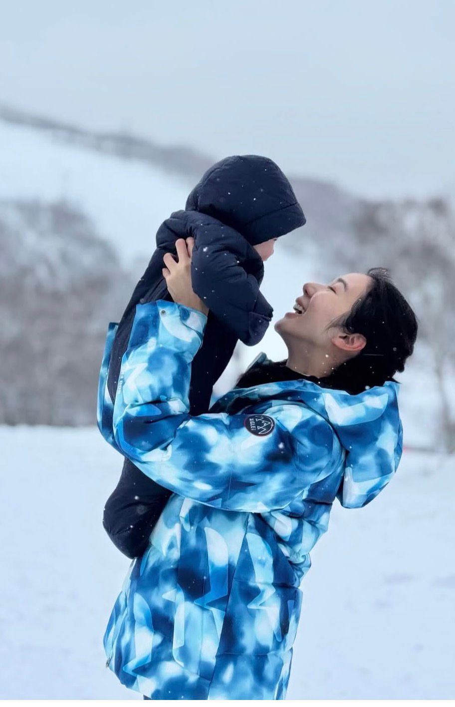 一家人去旅行玩雪。