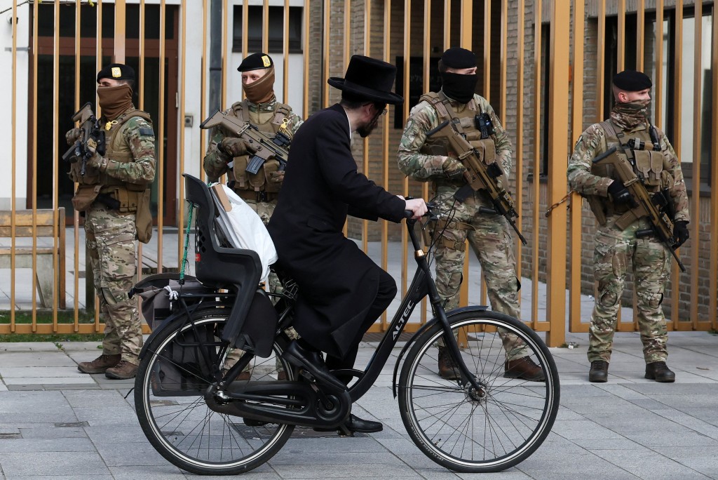 當局派出士兵，加強猶太社區的安全防護。路透社