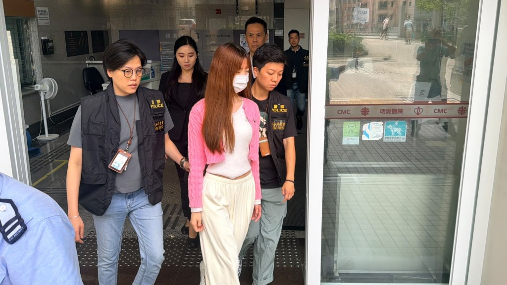 實習女醫生在明愛醫院搜證後，在探員陪同下離開醫院。資料圖片