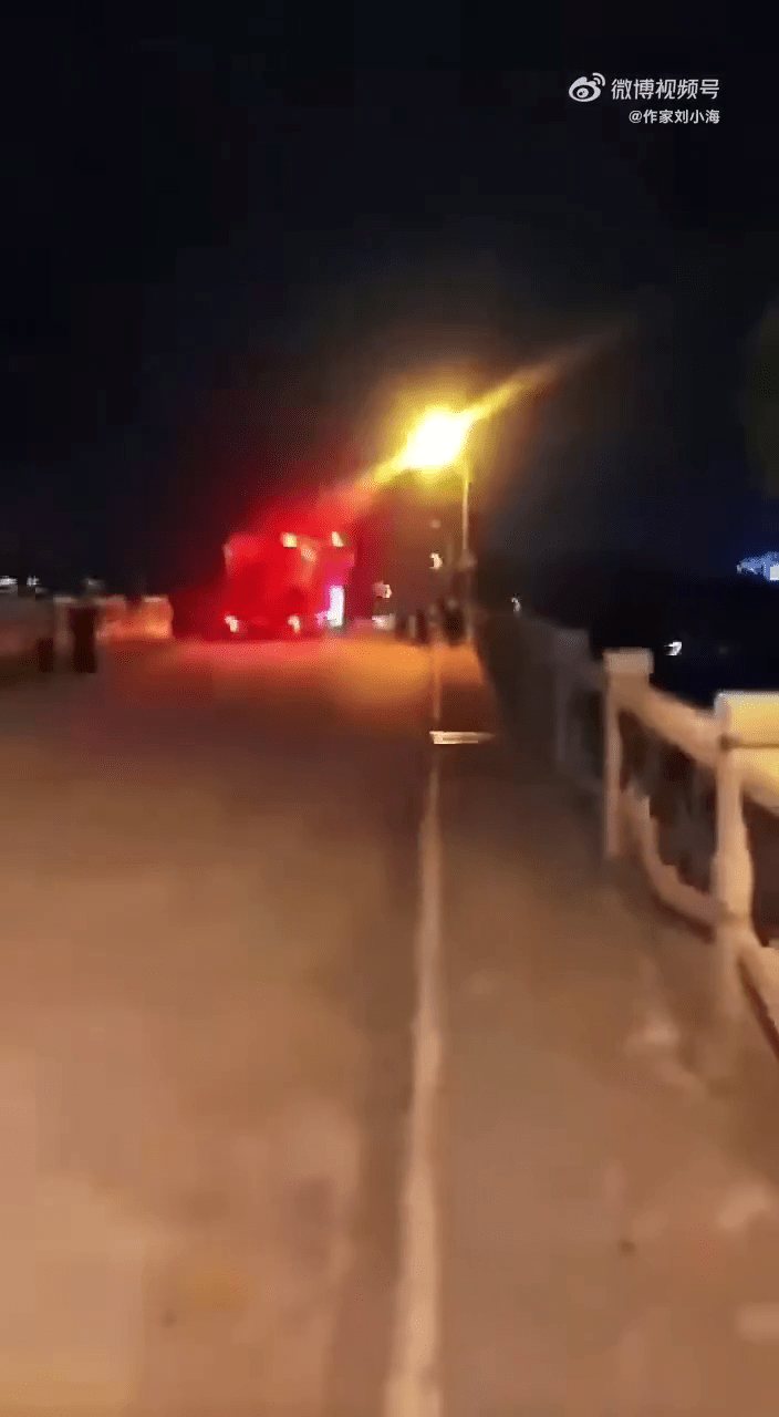 廣東湛江僧人深夜跳江，現場有消防到場。 網片截圖