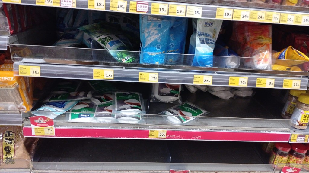 不同超巿食鹽貨架被搶購一空。超級巿場優惠關注組FB圖片