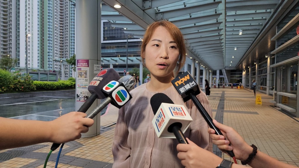 工業傷亡權益會總幹事蕭倩文趕抵醫院協助。 工業傷亡權益會總幹事蕭倩文趕抵醫院協助。
