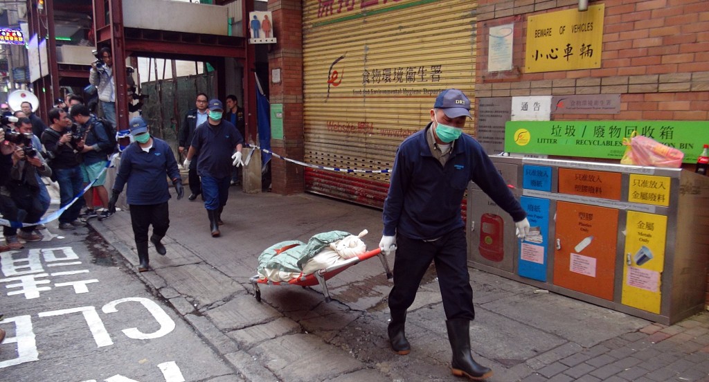 死者遺體被移走。資料圖片 死者遺體被移走。資料圖片