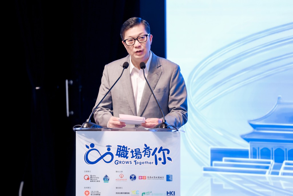 鄧炳強局長致辭寄望青年始終「心中有國、眼中有夢」。 鄧炳強局長致辭寄望青年始終「心中有國、眼中有夢」。