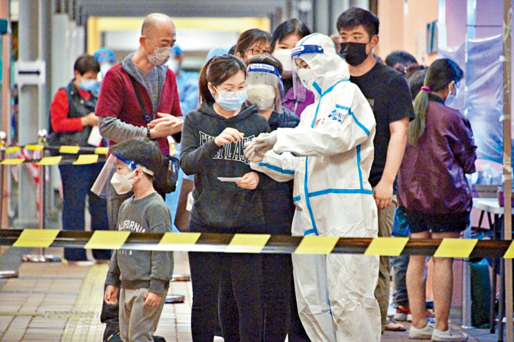 德朗邨与启晴邨近日先后爆疫，学生及家长被围封强检，邻近小学更接获家长致电，要求支援物质。
