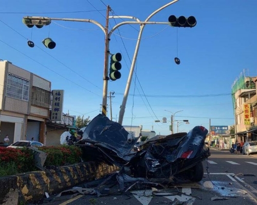 私家車全車盡毀。網圖