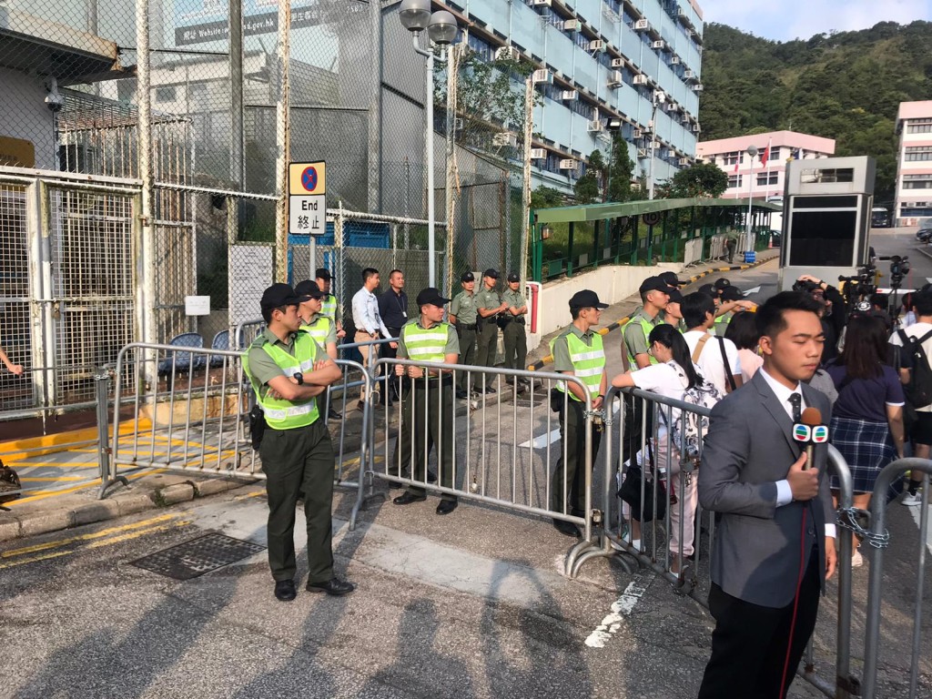 逾百名记者在外守候。