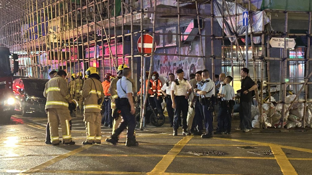 消防共調派20輛消防車及10輛救護車,出動106名消防及救護人員,動用1條喉及2隊煙霧隊進行灌救及搜救。蔡楚輝攝 消防共調派20輛消防車及10輛救護車,出動106名消防及救護人員,動用1條喉及2隊煙霧隊進行灌救及搜救。蔡楚輝攝