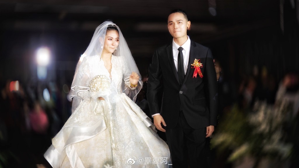 張恒遠去年才與同為汪峰戰隊的女歌手畢夏（左）結婚。