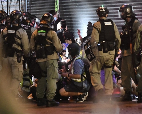 記者採訪被警包圍禁拍攝,特首林鄭月娥冀雙方開心見誠討論。