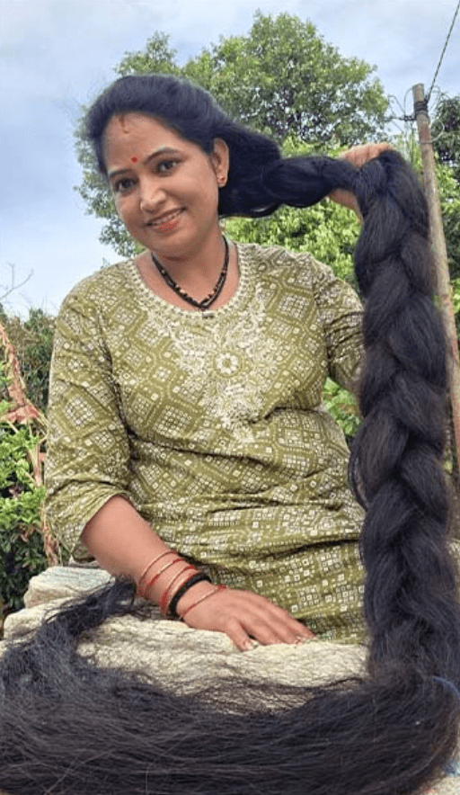 印度女子達里亞爾(Renu Dhariyal)擁有一頭長達2.715米的烏黑秀髮,近日獲健力士世界紀錄認證為「在世頭髮最長女子」。 印度女子達里亞爾(Renu Dhariyal)擁有一頭長達2.715米的烏黑秀髮,近日獲健力士世界紀錄認證為「在世頭髮最長女子」。