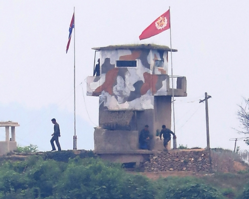 在兩韓接壤的坡州市的北韓軍事守衛哨站，看到北韓軍人。AP圖