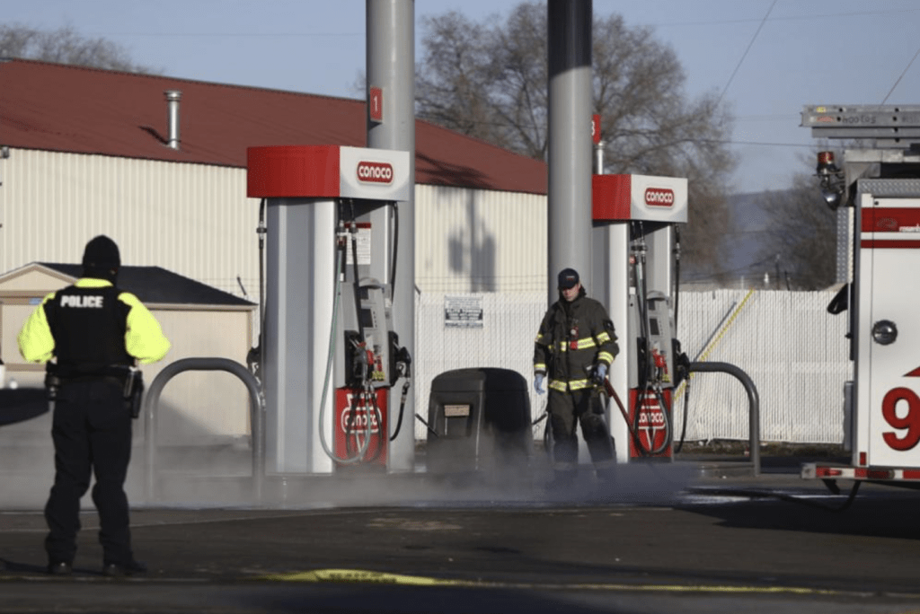 据报疑犯在油站劫了一架车逃去。