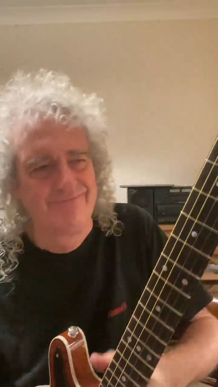 Brian May睇落幾精神，仲彈結他。