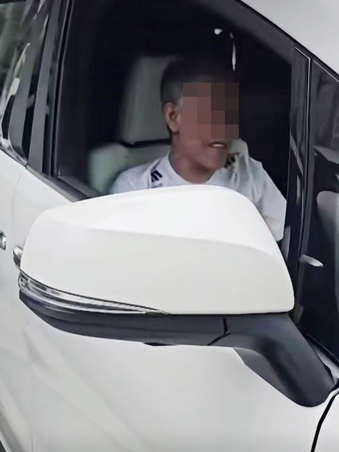 七人車司機將車輛泊進咪錶位後，一直坐在司機位上，但不肯入錶。fb「HongKong CarCam」影片截圖