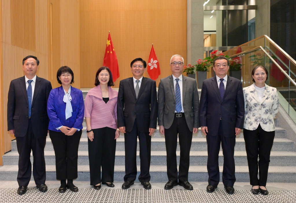 生态环境部党组书记、副部长孙金龙（中）、环境及生态局局长谢展寰（右三）、环境及生态局副局长黄淑娴（右一）、环境及生态局常任秘书长（环境）谢小华（左三）和生态环境部港澳事务办公室主任周国梅（左二）出席签约仪式。