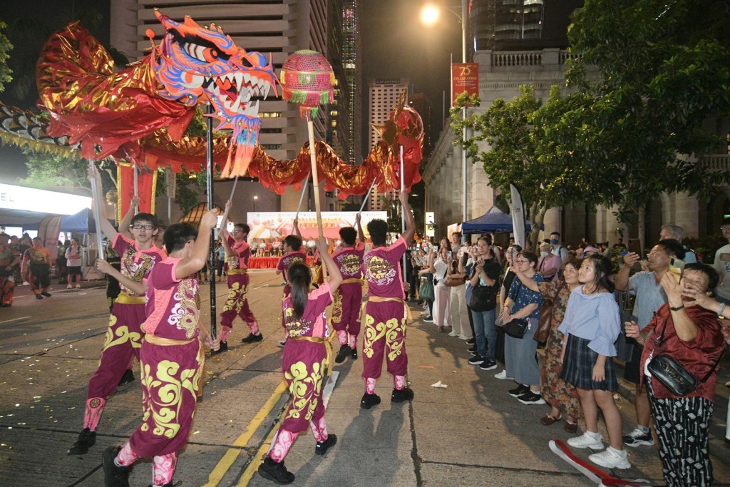 「國慶中華龍獅大匯演」於中環舉行，吸引不少市民圍觀。陳浩元攝