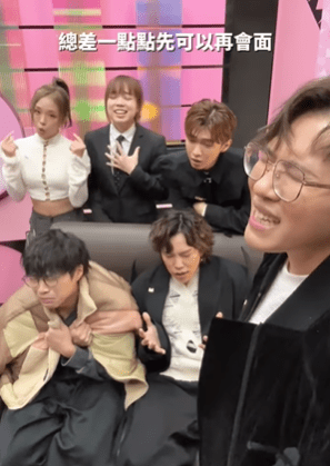 唱《十面埋伏》落敗的坤哥（下列左），在直播間與Plan V大合唱。