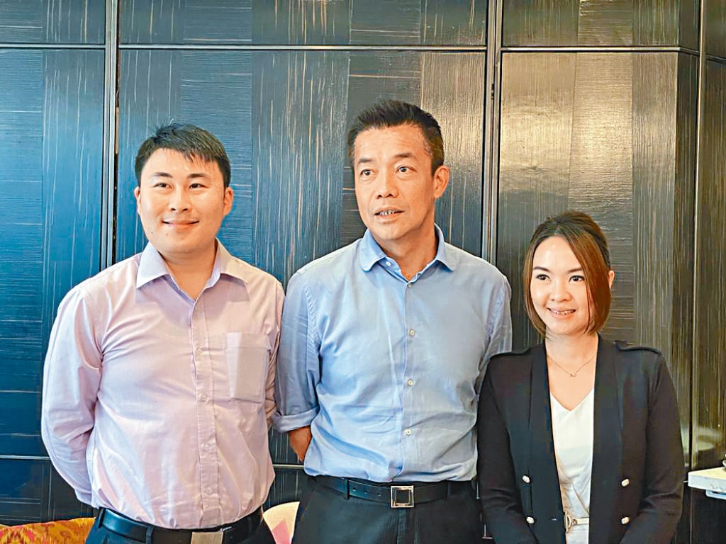 (左起)首席財務總監兼公司秘書曾昭浩、執行董事兼行政總裁顏添榮、總監張淑明。