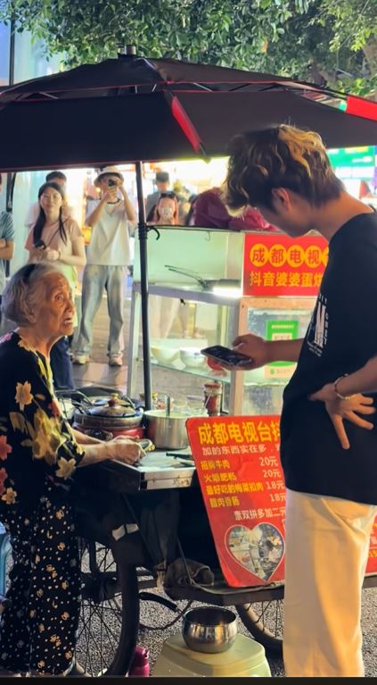 92歲蛋烘糕薛婆婆人出名脾氣又大，在網上有成都建設路話事人之名。抖音