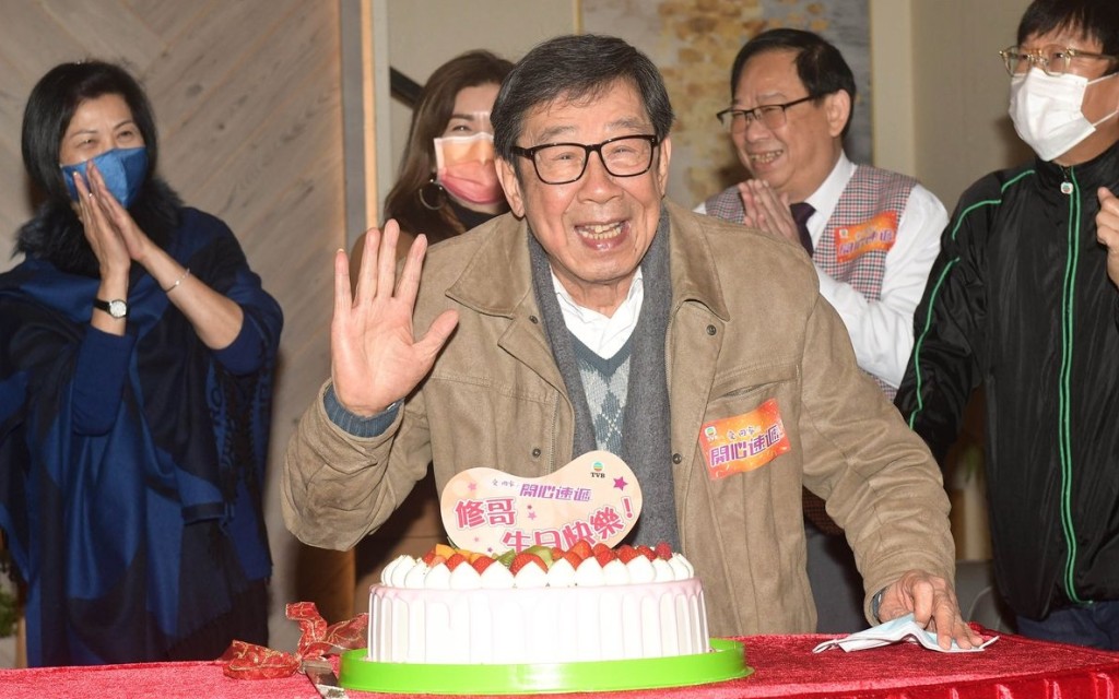 胡楓生日回電視城開工,獲高層與一眾藝員切蛋糕慶祝。