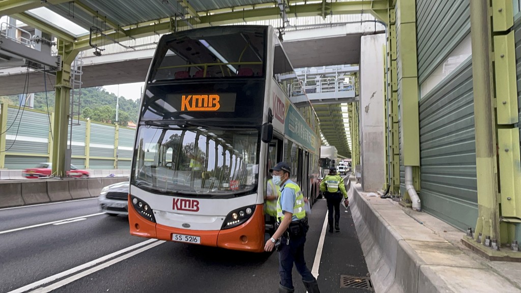 巴士因收慢肇禍。楊偉亨攝