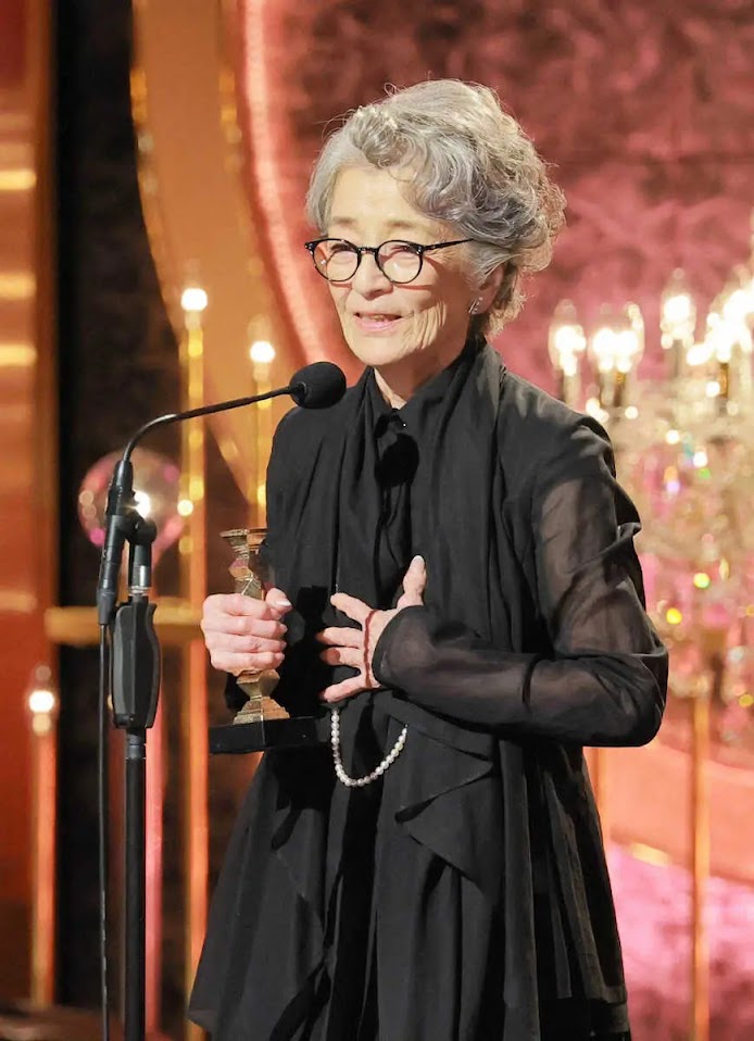 84歲倍賞千惠子憑《東京的士：回憶里程》封后，她指拍檔木村拓哉的電眼給她力量。