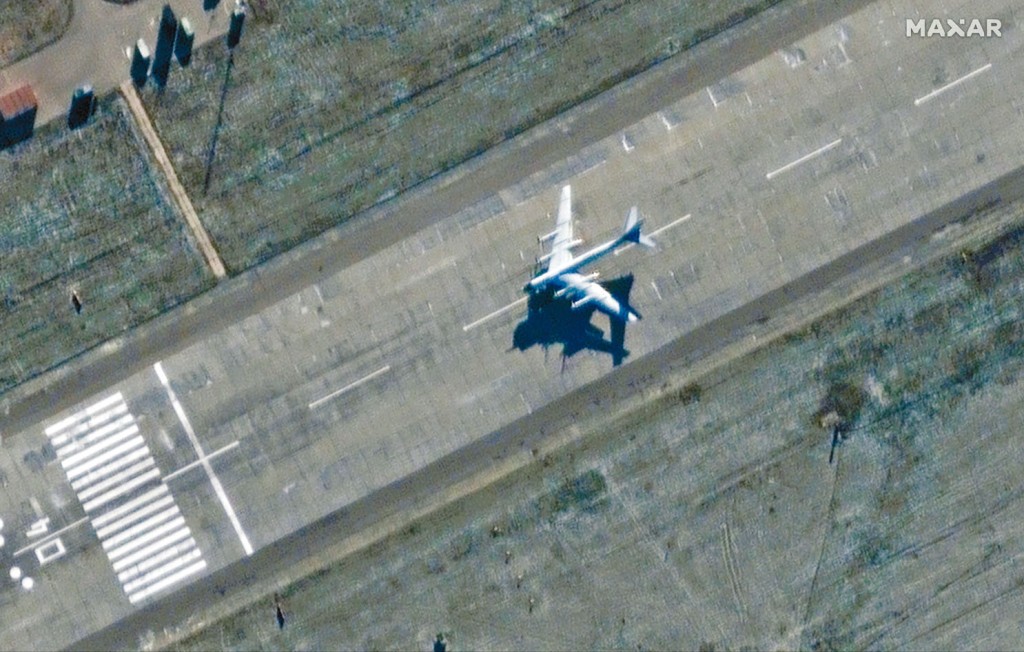 衞星圖片顯示,俄軍一架轟炸機本月三日在恩格斯空軍基地準備起飛。