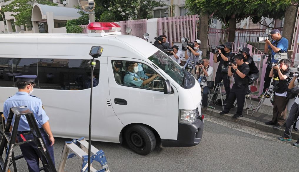 谷本將志從兵庫縣葺合警察署移送檢方，大批記者追訪。 法新社