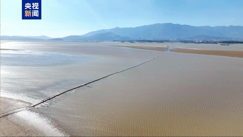 鄱陽湖進入枯水期，明代「千眼橋」露出水面。