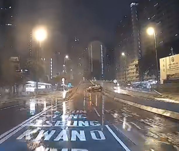 再反彈撞向右邊橋壆始停下。fb馬路的事 (即時交通資訊台)影片截圖