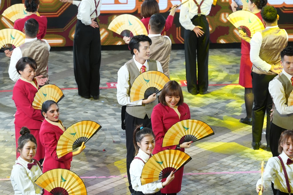 国泰航空已赞助「新春花车巡游汇演」多年，每年都会有一班机舱服务员表演歌舞，今年当然也不例外。（刘骏轩摄）