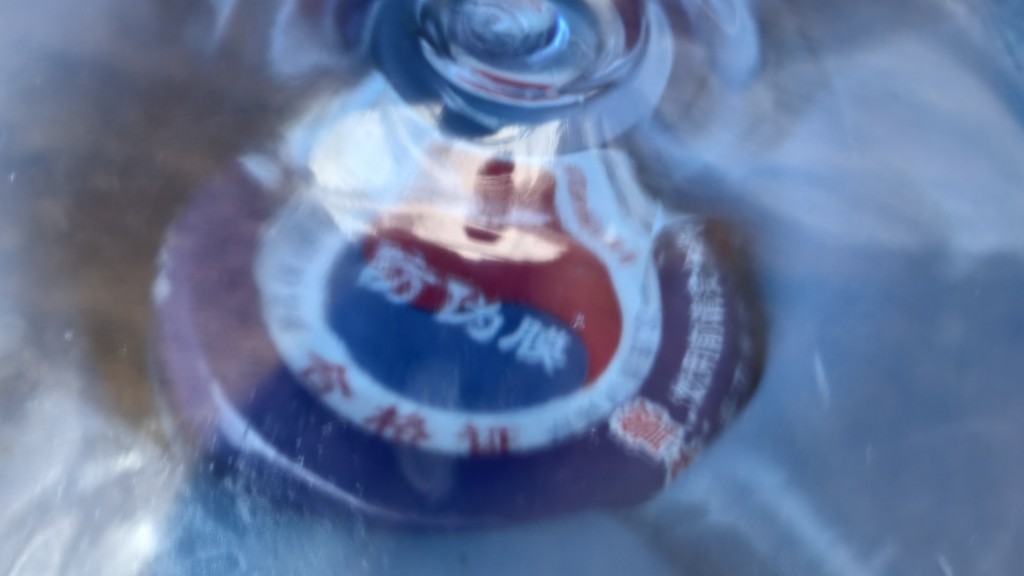 現場有多支沒有包裝紙的空水樽。 現場有多支沒有包裝紙的空水樽。