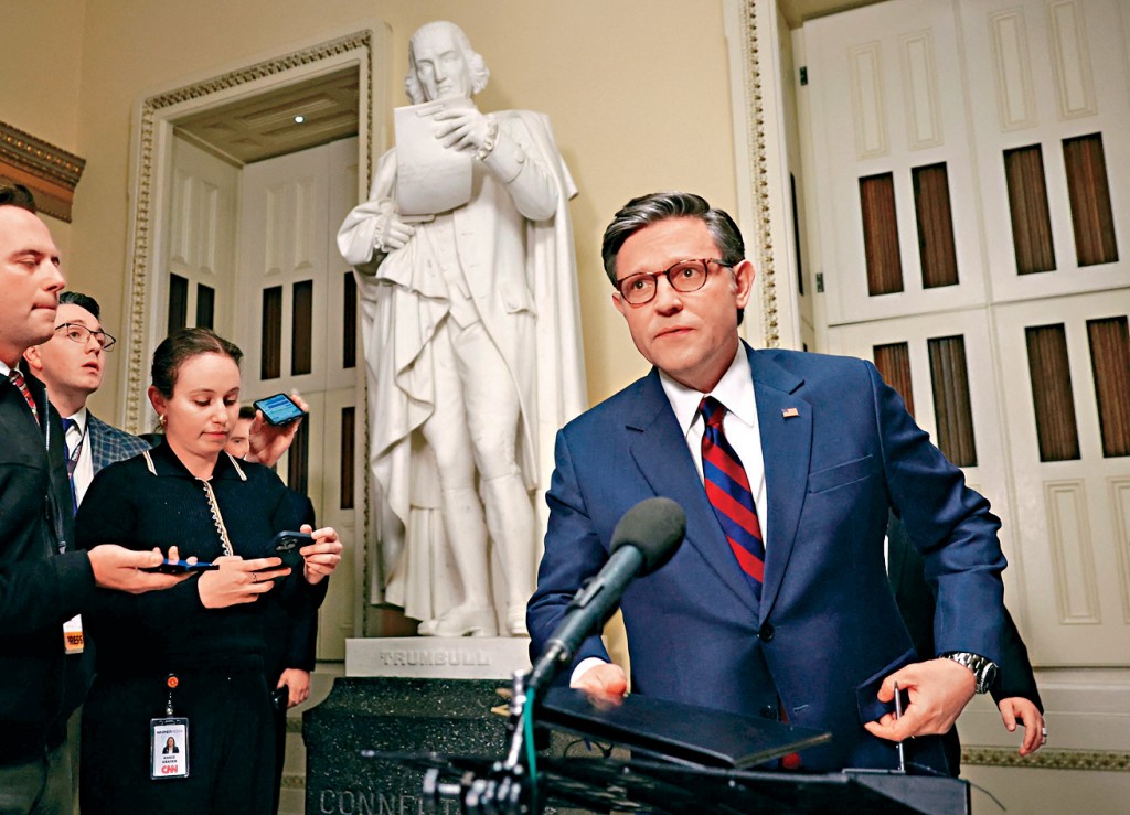 众议院议长约翰逊周四在国会议事厅外见记者。