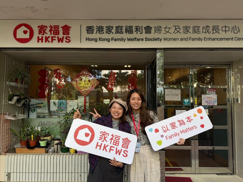 家福會「女創奇蹟——婦女創業支援計劃」的註冊社工林佳琪（右）樂見學員Candy（左）成功發展自己的興趣為事業。  