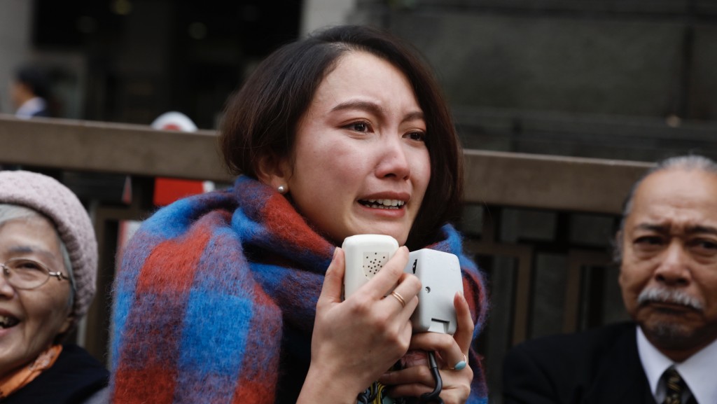 伊藤诗织指控「安倍御用记者」山口敬之强奸，民事索偿胜诉后在法院外哭着发言。 美联社资料图