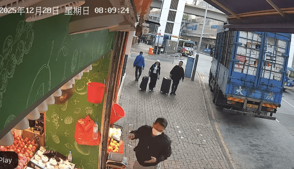 此時，店內人員發現異樣高聲喝止，賊人見狀隨即棄手，慌忙逃離現場。