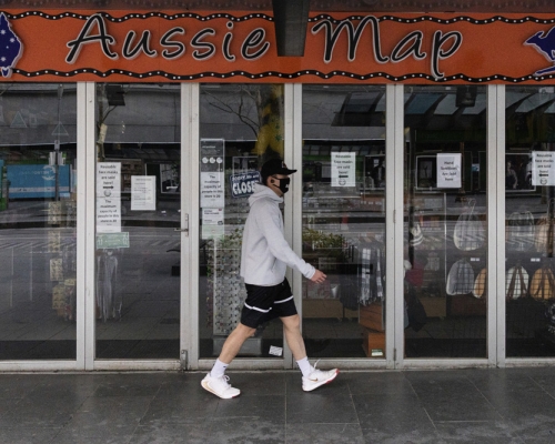 墨爾本昨晚起進入第四級封鎖，大部分商店停止交易。 AP圖