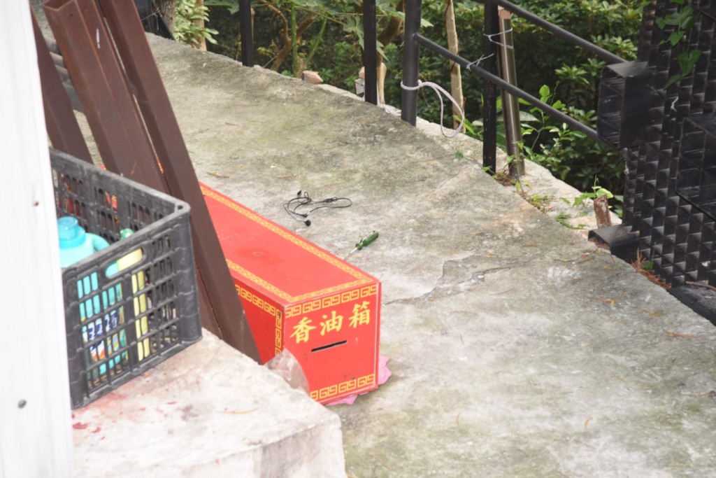 現場遺下一支螺絲批和耳機。