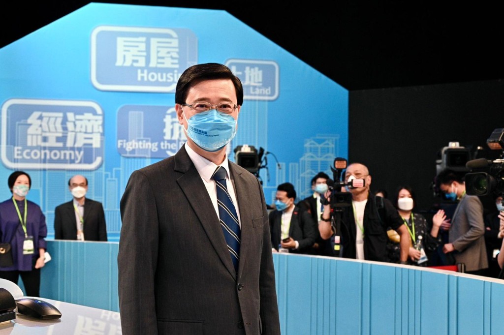李家超出席由7間電子傳媒合辦的「行政長官選舉答問會」，回應電視台、電台記者及市民的提問。