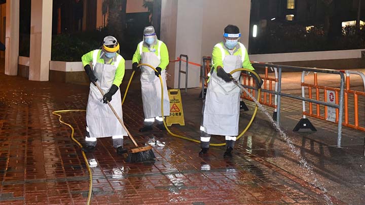 清潔工在葵涌邨進行消毒工作。資料圖片