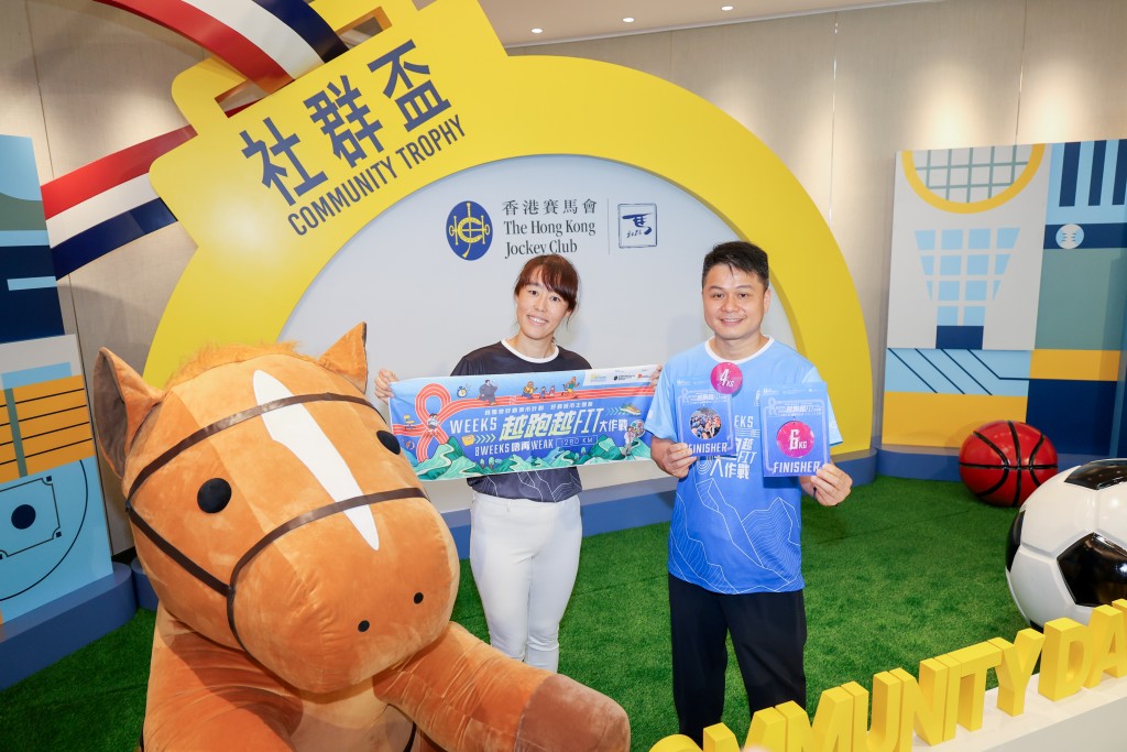 「賽馬會好動城市計劃」受惠者阿銳（右）與「賽馬會好動城市計劃」合作夥伴代表謝少莉（左）。