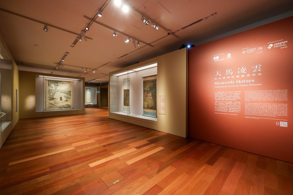 「天馬凌雲──故宮博物院藏繪畫珍品」展覽為香港賽馬會推出馬年系列活動其 中一個重點項目,展覽呈獻近100件橫跨元代至20世紀的馬題材繪畫。 「天馬凌雲──故宮博物院藏繪畫珍品」展覽為香港賽馬會推出馬年系列活動其 中一個重點項目,展覽呈獻近100件橫跨元代至20世紀的馬題材繪畫。