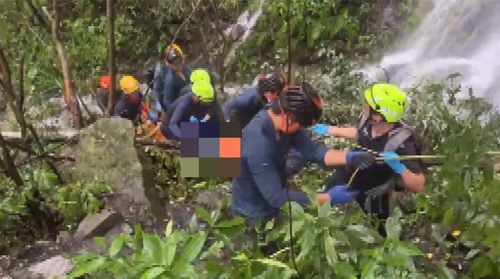 消防员将遇难者遗体运出山。台中消防局