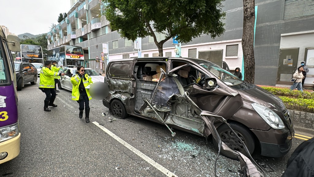 將軍澳4車相撞 寶馬司機頸傷由消防救出送院